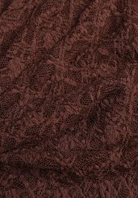 Renee - Brązowa Asymetryczna Bluzka z Koronki na Jedno Ramię Olitheilise. Okazja: na co dzień, na imprezę. Kolor: brązowy. Materiał: koronka. Wzór: koronka. Styl: casual #5