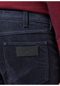 Wrangler - WRANGLER MĘSKIE SPODNIE SZTRUKSOWE GREENSBORO DARK NAVY 112358044 W15Q008616