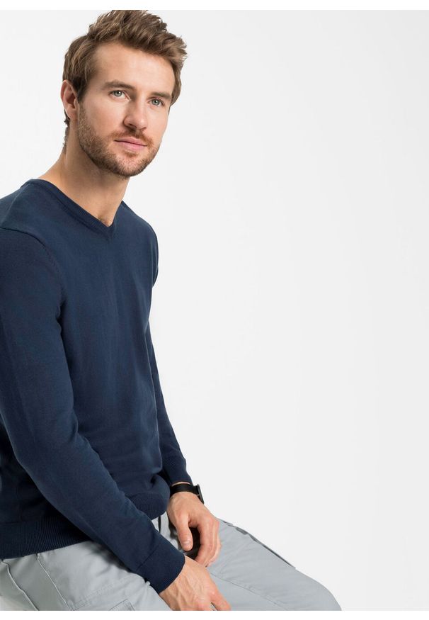Sweter z dekoltem w serek bonprix ciemnoniebieski. Typ kołnierza: dekolt w serek. Kolor: niebieski. Materiał: dzianina. Wzór: ze splotem, gładki. Styl: klasyczny
