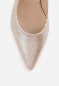 Renee - Złote Czółenka Slingback VICES na Tłoczonym Słupku z Metalicznym Połyskiem Jenesa. Zapięcie: pasek. Kolor: złoty. Szerokość cholewki: normalna. Obcas: na słupku #7
