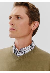 Pako Lorente - PAKO LORENTE – Zielony męski sweter w serek. Typ kołnierza: dekolt w serek. Kolor: zielony. Materiał: bawełna. Sezon: jesień #4