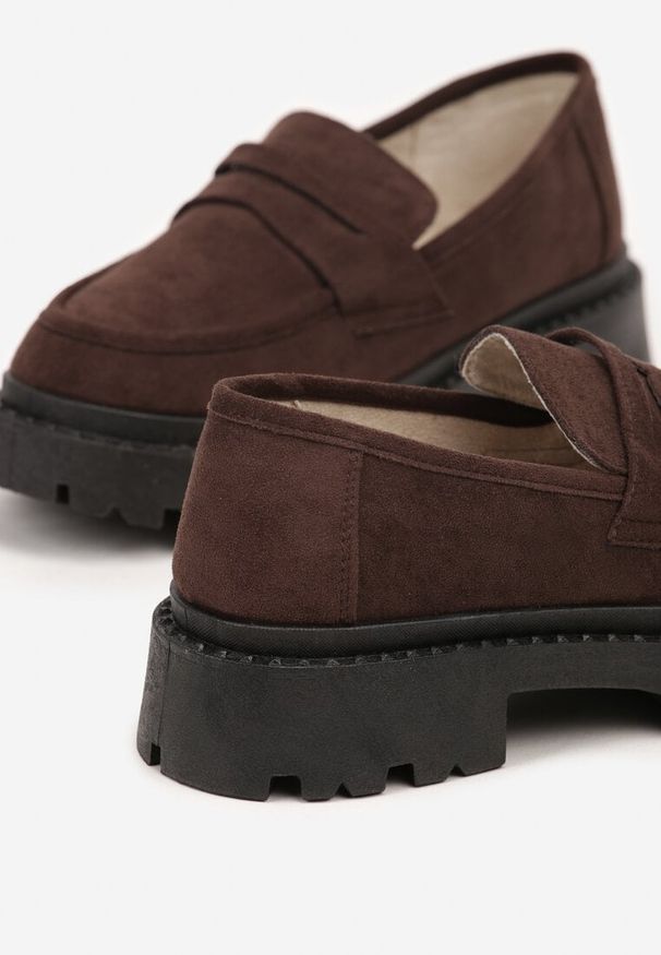 Renee - Brązowe Wsuwane Mokasyny Vices na Platformie Dionela. Okazja: na co dzień. Zapięcie: bez zapięcia. Kolor: brązowy. Materiał: jeans, koronka. Sezon: jesień. Obcas: na platformie. Styl: casual, klasyczny
