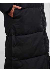 YAS Płaszcz zimowy 26030707 Czarny Regular Fit. Kolor: czarny. Materiał: syntetyk. Sezon: zima