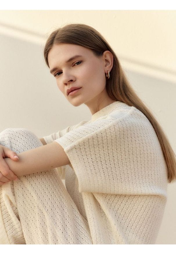 Reserved - T-shirt ze strukturalnej dzianiny - złamana biel. Materiał: dzianina