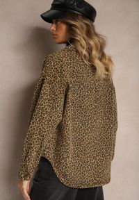 Renee - Brązowa Jeansowa Kurtka Koszulowa w Panterkowy Print Cesida. Okazja: na co dzień. Typ kołnierza: kołnierz z falbankami. Kolor: brązowy. Materiał: jeans. Długość rękawa: długi rękaw. Długość: długie. Wzór: nadruk. Styl: wizytowy, elegancki, casual