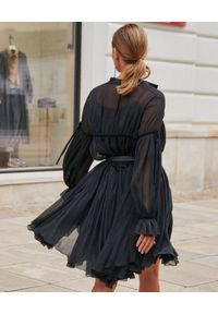 BY CABO - Czarna szyfonowa sukienka. Kolor: czarny. Materiał: szyfon. Długość rękawa: długi rękaw. Typ sukienki: rozkloszowane. Styl: klasyczny #5
