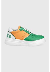 Guess buty dziecięce kolor zielony. Nosek buta: okrągły. Zapięcie: sznurówki. Kolor: zielony. Materiał: skóra, guma. Obcas: na platformie