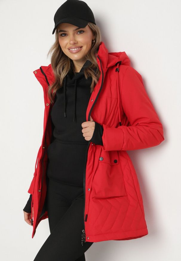 Born2be - Czerwona Pikowana Kurtka Parka z Odpinanym Kapturem na Suwak Ściągana w Talii Ericeas. Okazja: na co dzień. Kolor: czerwony. Materiał: jeans. Długość rękawa: długi rękaw. Długość: długie. Styl: sportowy, wizytowy, elegancki, casual