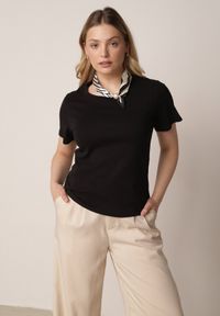 Born2be - Czarny Bawełniany T-shirt z Satynową Apaszką Cloud. Okazja: do pracy, na co dzień. Kolor: czarny. Materiał: bawełna, satyna. Styl: elegancki, casual #1