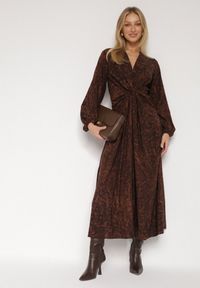 Born2be - Brązowa Sukienka z Marszczeniem i Rozcięciem na Nogę Zobella. Okazja: na co dzień. Kolor: brązowy. Typ sukienki: proste. Styl: casual #1