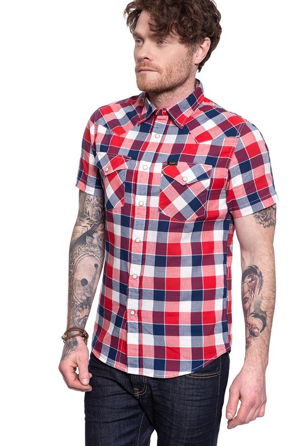 Lee - LEE SS WESTERN BRIGHT RED L640NMEF. Okazja: do pracy, na uczelnię, na randkę. Typ kołnierza: kołnierzyk klasyczny. Materiał: materiał, jeans, bawełna. Długość rękawa: krótki rękaw. Długość: krótkie. Styl: klasyczny