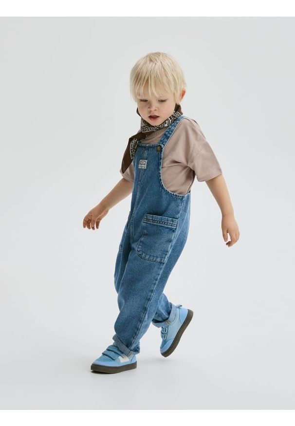 Reserved - Jeansowe ogrodniczki - niebieski. Kolor: niebieski. Materiał: jeans