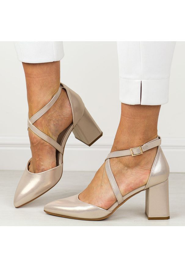Złote błyszczące sandały damskie na słupku z zakrytymi palcami i pietą Sergio Leone Sk840. Okazja: na ślub cywilny, na wesele. Zapięcie: sprzączka. Kolor: złoty. Materiał: skóra. Sezon: wiosna, lato. Styl: elegancki, klasyczny