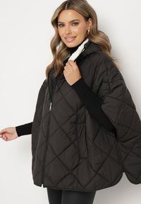 Born2be - Czarna Pikowana Kurtka w Stylu Ponczo z Kieszeniami i Kapturem z Futerkiem Edarria. Okazja: na co dzień. Kolor: czarny. Materiał: futro. Styl: casual, elegancki #5