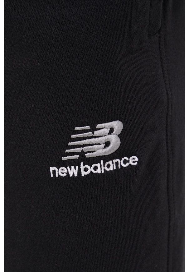 New Balance spodnie dresowe męskie kolor czarny z aplikacją. Kolor: czarny. Materiał: dresówka. Wzór: aplikacja