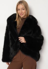 Born2be - Czarna Kurtka Futerko Oversize z Kapturem Unillea. Okazja: na co dzień. Typ kołnierza: kaptur. Kolor: czarny. Materiał: futro. Styl: elegancki, casual