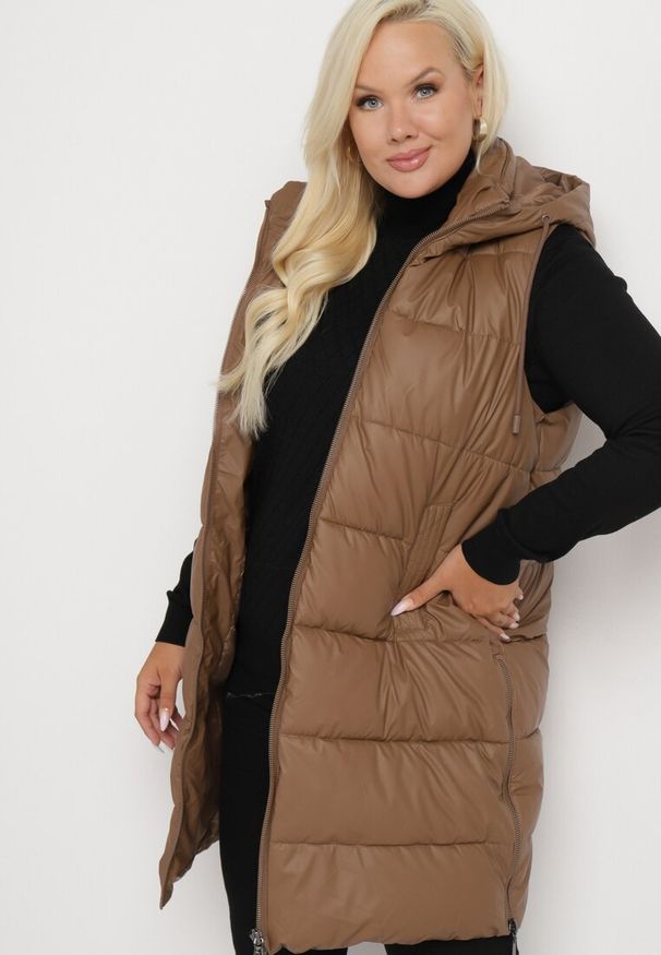 Born2be - Brązowa Pikowana Kamizelka z Kapturem na Suwak i Napy Timella. Okazja: na co dzień, na spacer. Typ kołnierza: kaptur. Kolekcja: plus size. Kolor: brązowy. Materiał: jeans. Wzór: aplikacja. Styl: klasyczny, elegancki, casual