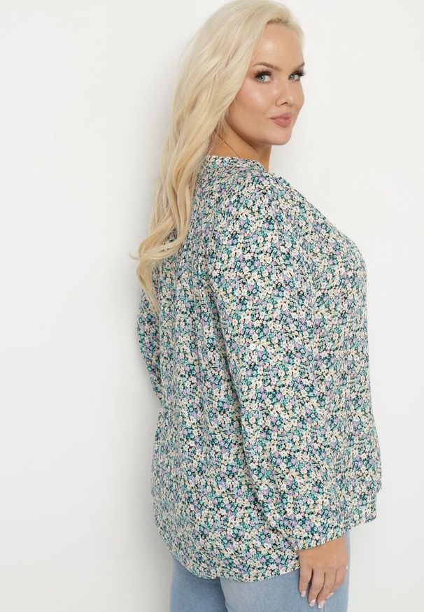 Born2be - Niebieska Bluzka z Wiskozy w Kwiaty Edilitia. Okazja: na co dzień. Kolor: niebieski. Materiał: wiskoza. Długość rękawa: długi rękaw. Długość: długie. Wzór: kwiaty. Styl: casual, elegancki