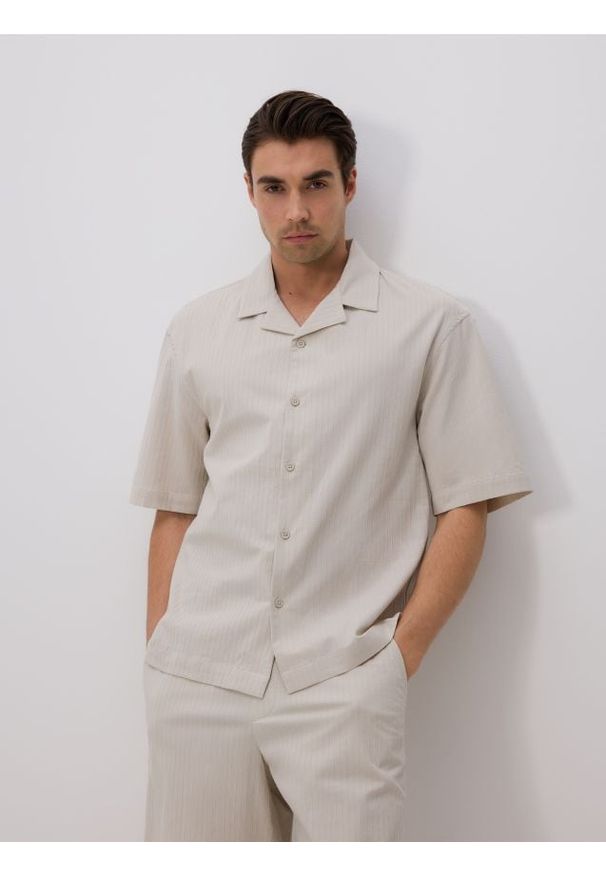 Reserved - Bawełniana koszula comfort fit - beżowy. Kolor: beżowy. Materiał: bawełna