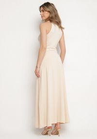 Born2be - Jasnobeżowa Rozkloszowana Sukienka Bez Rękawów z Wiskozą Zdobiona Marszczeniem Folenissa. Okazja: na imprezę. Typ kołnierza: kokarda, dekolt w kształcie V. Kolor: beżowy. Materiał: wiskoza. Długość rękawa: bez rękawów. Wzór: aplikacja. Typ sukienki: rozkloszowane #4