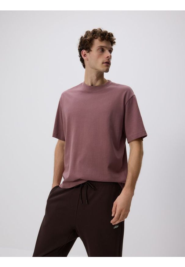 Reserved - Bawełniany t-shirt boxy - jasnofioletowy. Kolor: fioletowy. Materiał: bawełna
