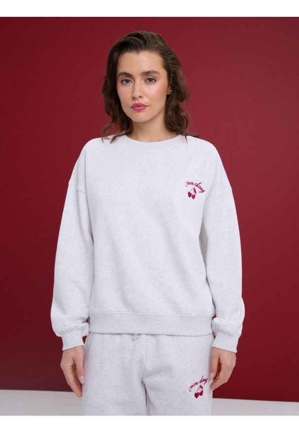 Sinsay - Bluza crewneck z haftem - Inny. Wzór: haft