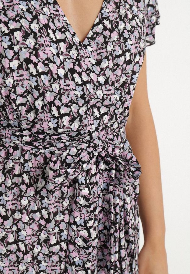 Born2be - Czarno-Różowa Bawełniana Sukienka z Gumką w Talii i Asymetrycznym Dołem Orrizae. Okazja: na co dzień. Typ kołnierza: kołnierz z falbankami, dekolt kopertowy. Kolor: czarny. Materiał: bawełna. Długość rękawa: krótki rękaw. Sezon: wiosna, lato. Typ sukienki: asymetryczne. Styl: elegancki, casual