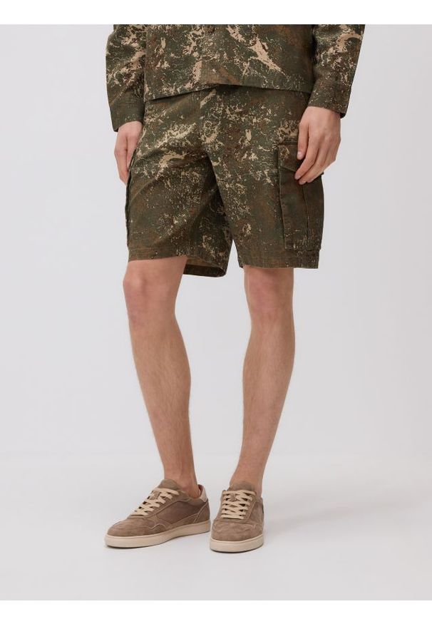 Reserved - Szorty z kieszeniami cargo - ciemnozielony. Kolor: zielony. Materiał: bawełna, tkanina, włókno