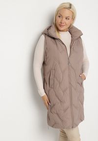 Born2be - Ciemnobeżowa Pikowana Kamizelka z Kapturem i Kieszeniami Esarivie. Okazja: na spacer. Typ kołnierza: kaptur. Kolekcja: plus size. Kolor: beżowy. Materiał: jeans
