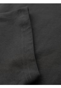 Ombre Clothing - Casualowy t-shirt męski z naszywką na kieszeni – grafitowy V11 OM-TSCT-0109 - XXL. Okazja: na co dzień. Kolor: szary. Materiał: guma, bawełna, jersey, skóra. Wzór: aplikacja. Styl: casual #5