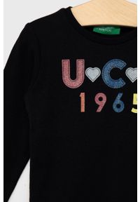 United Colors of Benetton longsleeve bawełniany dziecięcy kolor czarny. Okazja: na co dzień. Kolor: czarny. Materiał: bawełna. Długość rękawa: długi rękaw. Długość: długie. Wzór: nadruk. Styl: casual #3