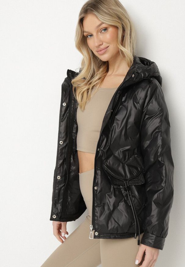 Born2be - Czarna Kurtka Pikowana w Stylu Cargo o Krótszym Fasonie z Kapturem Varedia. Okazja: na co dzień. Typ kołnierza: kaptur. Kolor: czarny. Materiał: jeans. Długość rękawa: długi rękaw. Długość: krótkie. Wzór: moro. Styl: casual, militarny, elegancki, klasyczny