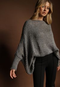 Renee - Ciemnoszary Luźny Sweter Dzianinowy w Stylu Ponczo Nattava. Okazja: na co dzień. Typ kołnierza: dekolt w łódkę. Kolor: szary. Materiał: dzianina. Styl: wizytowy, casual, elegancki