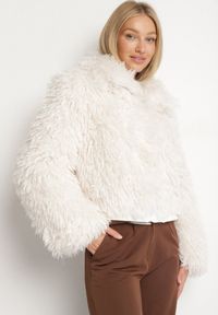 Born2be - Biała Krótka Kurtka Futerko z Wysokim Kołnierzem i Długim Włosiem Lanalia. Okazja: na spacer, na co dzień. Kolor: biały. Materiał: futro. Długość: krótkie. Styl: casual #1