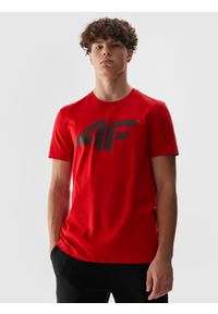 4f - T-shirt regular z nadrukiem męski - czerwony. Okazja: na co dzień. Kolor: czerwony. Materiał: jersey, dzianina, bawełna. Długość rękawa: krótki rękaw. Długość: krótkie. Wzór: nadruk. Styl: casual, sportowy