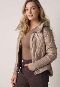 Born2be - Brązowa Kurtka z Kapturem Pikowana z Materiałowymi Wykończeniami Sofie. Okazja: na co dzień. Typ kołnierza: kaptur. Kolor: brązowy. Materiał: materiał. Styl: casual #1