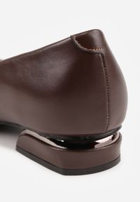 Born2be - Brązowe Czółenka Vices ze Skórzaną Wkładką Zdobione Metaliczną Aplikacją Daisse. Okazja: na co dzień, na spotkanie biznesowe, na ślub cywilny, do pracy, na wesele. Kolor: brązowy. Materiał: skóra. Wzór: aplikacja. Obcas: na obcasie. Styl: glamour, biznesowy, casual, klasyczny, wizytowy. Wysokość obcasa: niski #9