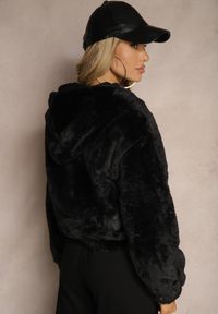 Renee - Czarna Kurtka Futrzana Rozpinana z Kapturem Kikilena. Okazja: na co dzień. Typ kołnierza: kaptur. Kolor: czarny. Materiał: futro. Sezon: zima. Styl: elegancki, casual