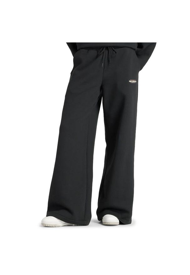 Spodnie damskie New Balance WP53903BK - czarne. Stan: podwyższony. Kolor: czarny. Materiał: poliester, bawełna. Wzór: aplikacja, napisy