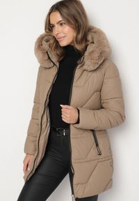 Born2be - Ciemnobeżowa Taliowana Kurtka Pikowana z Kapturem z Futrem Nalaseva. Okazja: na co dzień. Typ kołnierza: kaptur. Kolor: beżowy. Materiał: futro. Sezon: zima. Styl: casual, elegancki #4