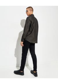Versace Jeans Couture - VERSACE JEANS COUTURE - Czarna koszula ze złotym logo. Okazja: na co dzień. Kolor: czarny. Materiał: bawełna. Długość rękawa: długi rękaw. Długość: długie. Wzór: aplikacja. Styl: casual