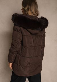 Renee - Brązowa Klasyczna Kurtka z Pikowanymi Przeszyciami i Kapturem z Futrem Mundrie. Okazja: na spacer, na co dzień. Kolor: brązowy. Materiał: futro. Wzór: aplikacja. Styl: klasyczny #4