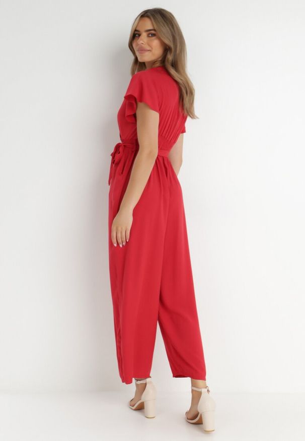 Born2be - Czerwony Kombinezon z Wiskozy Cephinous. Okazja: na co dzień. Kolor: czerwony. Materiał: wiskoza. Długość rękawa: krótki rękaw. Długość: krótkie. Wzór: jednolity. Sezon: lato. Styl: casual