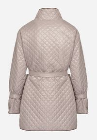 Born2be - Beżowa Pikowana Kurtka z Materiałowym Paskiem i Rozszerzanymi Rękawami Zerilaine. Okazja: na co dzień. Kolor: beżowy. Materiał: materiał. Styl: casual, elegancki #6
