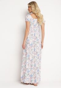 Born2be - Biało-Niebieska Rozkloszowana Sukienka w Kwiaty z Marszczonym Dekoltem Disteria. Okazja: na co dzień. Kolor: biały. Materiał: jeans. Wzór: kwiaty. Sezon: wiosna, lato. Styl: casual, vintage, elegancki