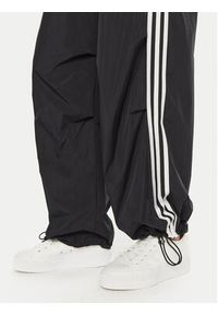 Adidas - adidas Spodnie dresowe 3-Stripes Woven Parachute IY7251 Czarny Loose Fit. Kolor: czarny. Materiał: syntetyk