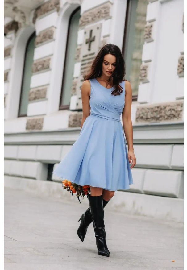 Kartes Moda - Sukienka Koktajlowa z Szyfonu - Błękitna. Kolor: niebieski. Materiał: szyfon. Styl: wizytowy