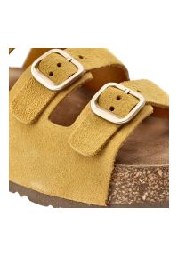 Klapki damskie Yokono, cholewka ze skóry naturalnej zamszowej z trzema szerokimi paskami, żółte, Wiwi-263 Ser Mostaza. Kolor: żółty. Materiał: skóra, zamsz. Wzór: paski. Sezon: lato #6