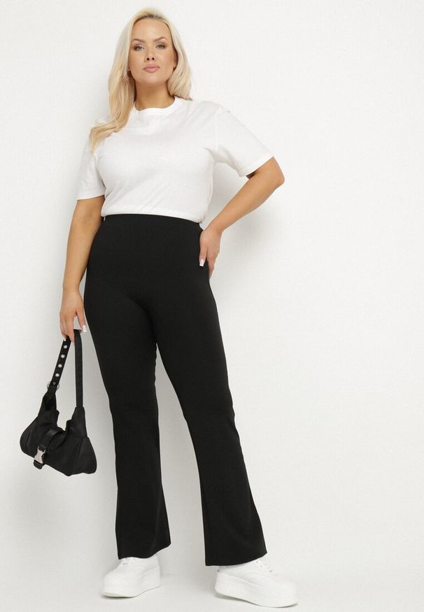 Born2be - Czarne Spodnie Dzwony Materiałowe Ellavine. Okazja: na co dzień. Kolor: czarny. Materiał: materiał. Styl: elegancki, casual