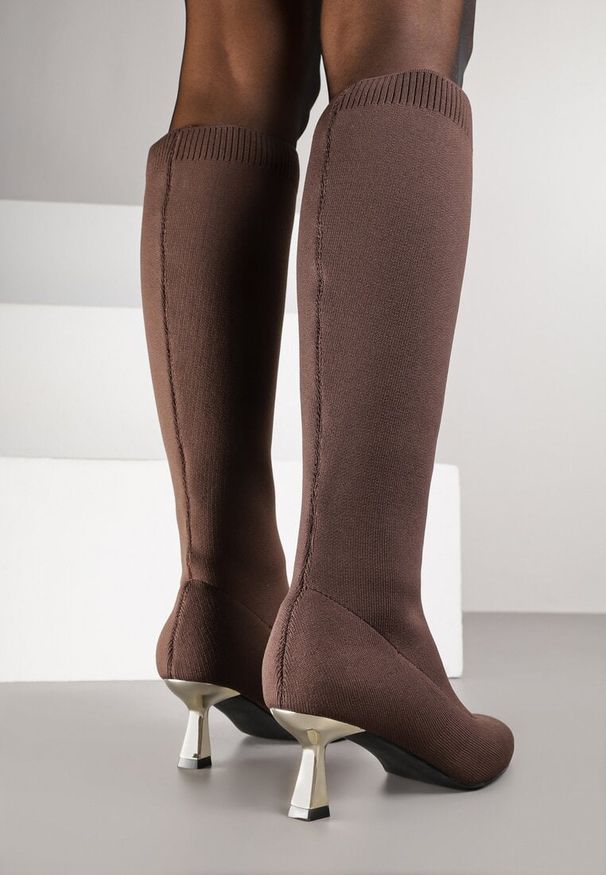 Born2be - Brązowe Kozaki Vices na Obcasie Kaczuszce z Elastyczną Cholewką Asenella. Okazja: na co dzień. Kolor: brązowy. Materiał: jeans. Szerokość cholewki: normalna. Obcas: na obcasie. Styl: casual. Wysokość obcasa: średni